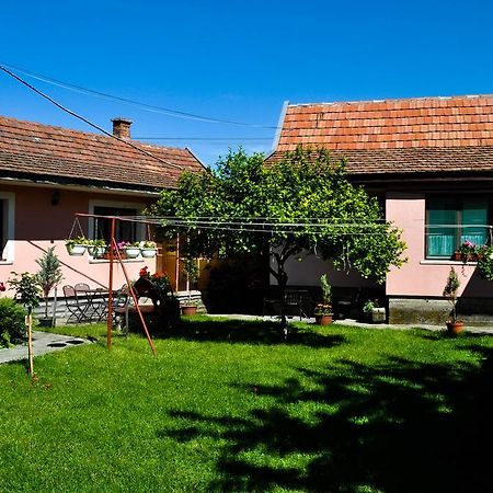 Lugas Szallas Jászberény Exteriör bild