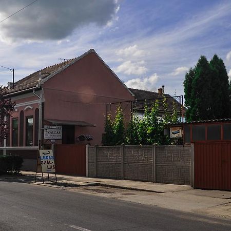 Lugas Szallas Jászberény Exteriör bild