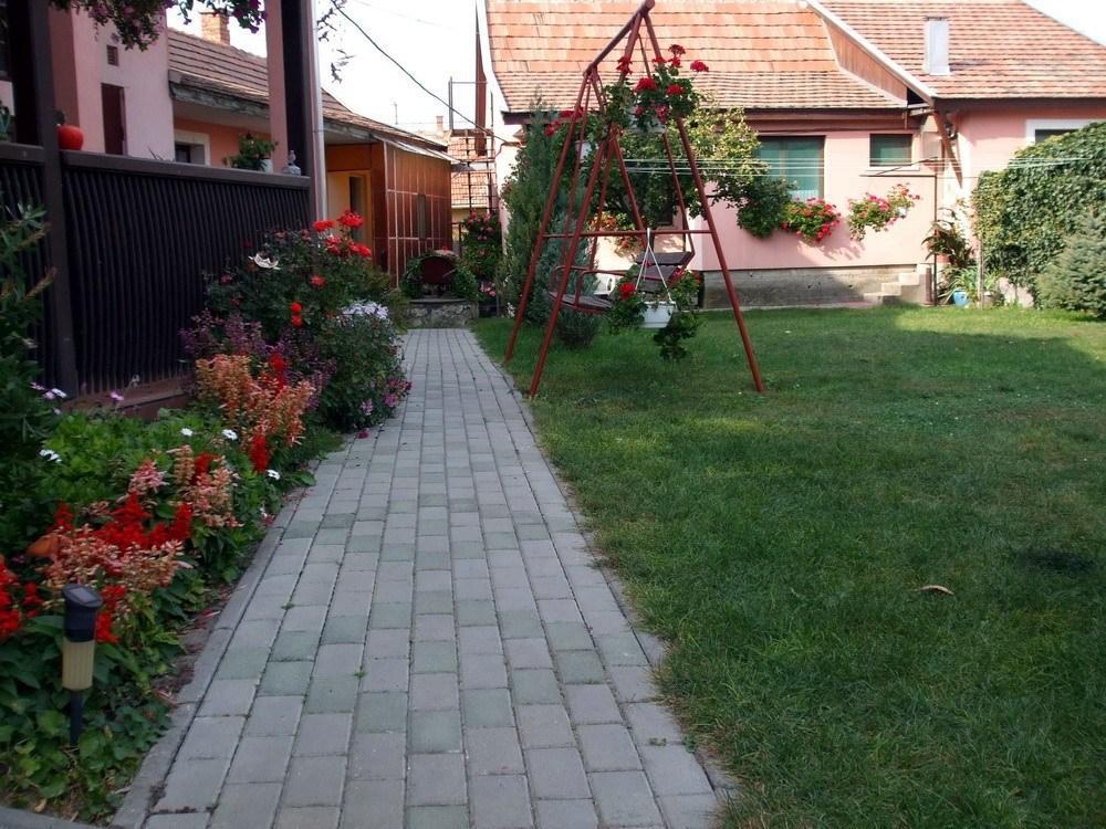 Lugas Szallas Jászberény Exteriör bild