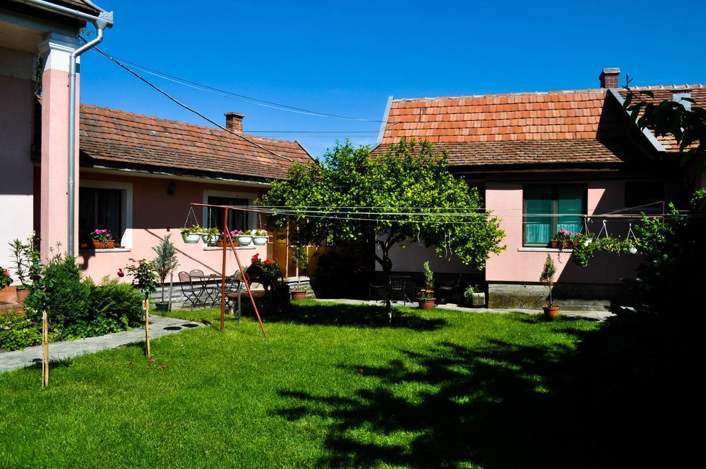Lugas Szallas Jászberény Exteriör bild