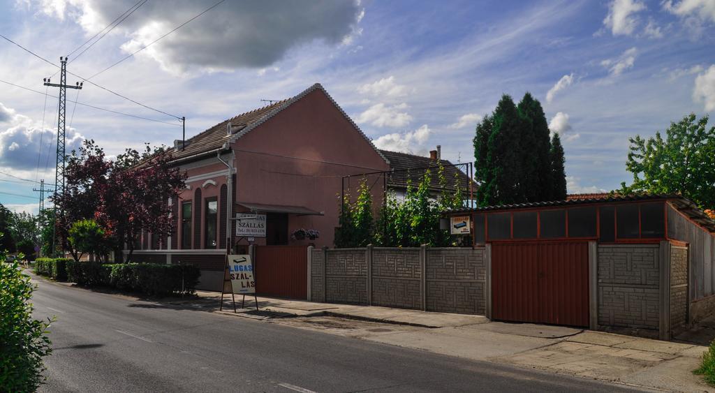 Lugas Szallas Jászberény Exteriör bild